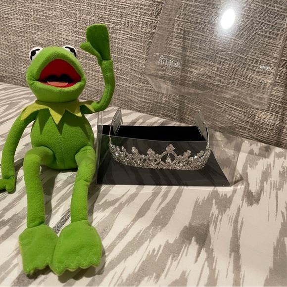 Beautiful Tiara - Picture 3 of 3